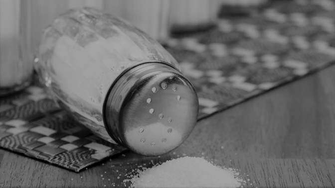 Rozsypaná sůl je symbolem neštěstí: Když hodíme špetku přes rameno, prý to zažene smůlu