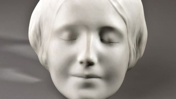 Utonulá dívka ze Seiny: Její krásnou tvář dnes nosí zdravotnická pomůcka