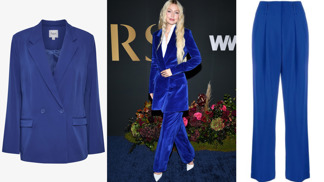 Elegantní modrobílý outfit Gigi Hadid: Sametový kostýmek doladila stylovou minikabelkou