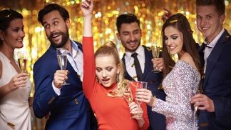 Dress code vánočních večírků: Smart casual dovoluje džíny a semi formal neznamená jen malé černé šaty