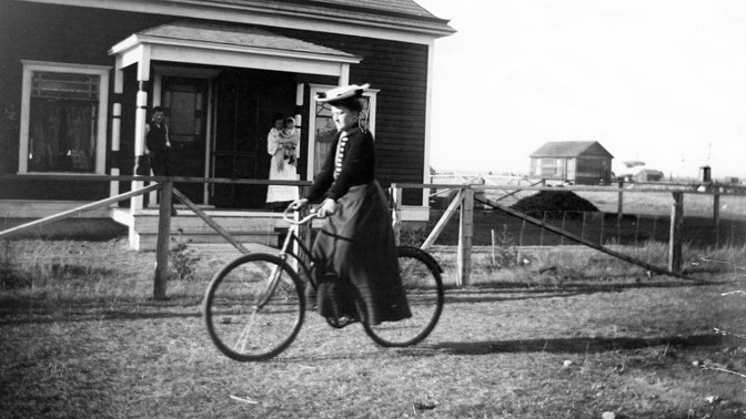 Bizarní historie žen na kole: V 19. století jim to prý způsobovalo cyklistický obličej, migrénu a deprese