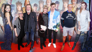 Groteskní premiéra pohádky Největší dar: Sabina Rojková ve velké večerní, Pavel Nový v kraťasech a mikině