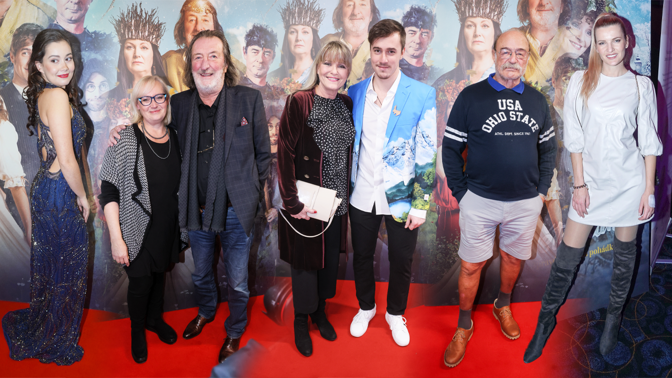 Groteskní premiéra pohádky Největší dar: Sabina Rojková ve velké večerní, Pavel Nový v kraťasech a mikině