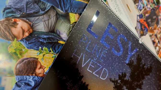 Unikátní kalendář „Lesy plné hvězd“ letos rozdají Vojenské lesy lidem jako vánoční dárek