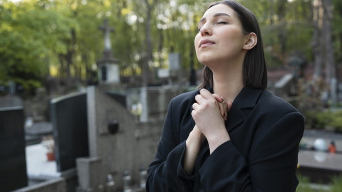 Šarlota (25): Babička mi chtěla dokázat, že umí mluvit s mrtvými. Vzala mě na dědův hrob a já se nestihla divit