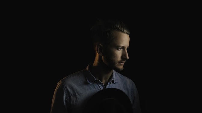 Čeněk (31): Babička tvrdila, že stále žije se zesnulým dědou. Stačilo mi u ní strávit jednu noc, abych pochopil