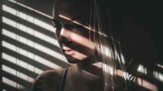 Naďa (22): Nikdy mi nevadilo, že náš dům leží vedle hřbitova. Dokud nás nezačal navštěvovat jeden zemřelý