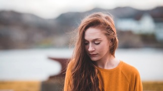 Dita (24): Měsíc po babiččině smrti se mi stalo něco, o čem se bojím mluvit. Mám pocit, že se do mě vtělila
