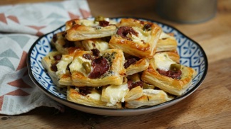 Slané jednohubky z listového těsta: Jednoduchý recept s různými druhy sýra, klobásou a sušenými rajčaty