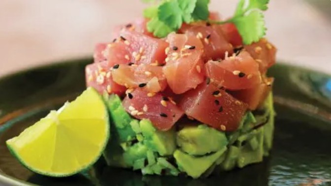 Tartare z tuňáka s avokádem a praženým sezamem: Luxusní předkrm pro sváteční dny