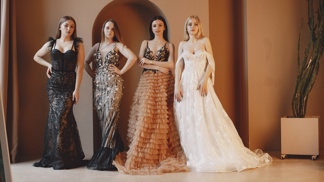 Dress code black tie si žádá dlouhé šaty, malou kabelku a barevně se můžete odvázat ve špercích