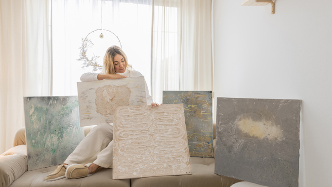 Designérka Lucie Volfová nám ukázala, jak bydlí: Celý náš dům je jedno velké umělecké dílo