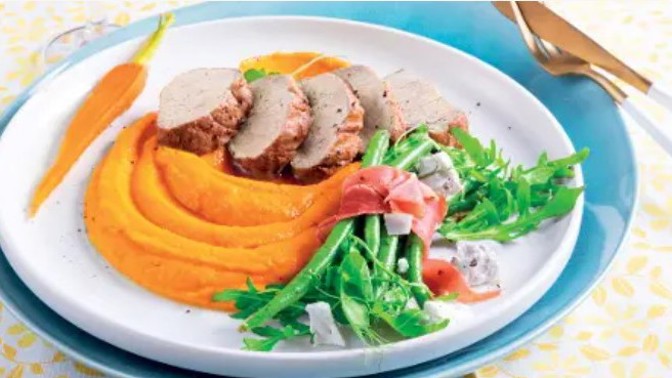 Křehká vepřová pečeně s mrkvovým pyré a fazolkovým salátkem: Uspokojí jak chuťové pohárky, tak i oči