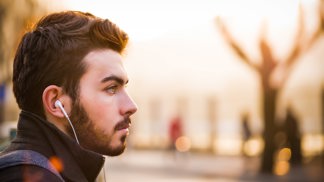 Matěj (26): Mám důvod k žárlení? Domnívám se, že partnerčin kamarád z dětství je něco víc
