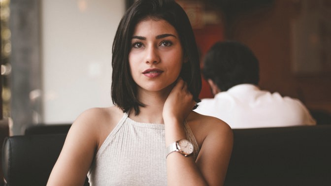 Šárka (27): Šéf má pořád nějaké narážky. Jak mu mám říct, aby se choval profesionálně?