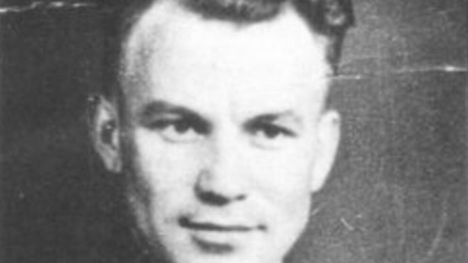 Muž, který odmítl hajlovat: August Landmesser nechtěl zapřít židovskou manželku, skončil v koncentračním táboře