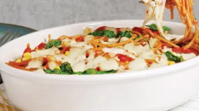 Bio zapečené špagety s bazalkou a mozzarellou: Voňavý oběd pro celou rodinu