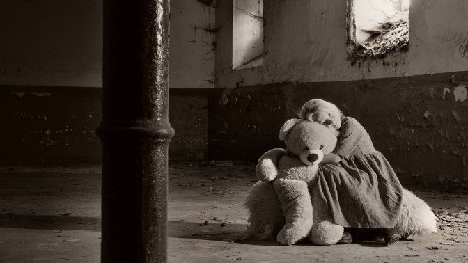 Čtrnáctiletý vrah: Malou sousedku zmlátil pálkou a uškrtil, tělo schoval pod svou postel