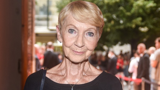 Daniela Kolářová září ve Zlaté labuti: Retro móda ze seriálu ženským postavám velmi svědčí