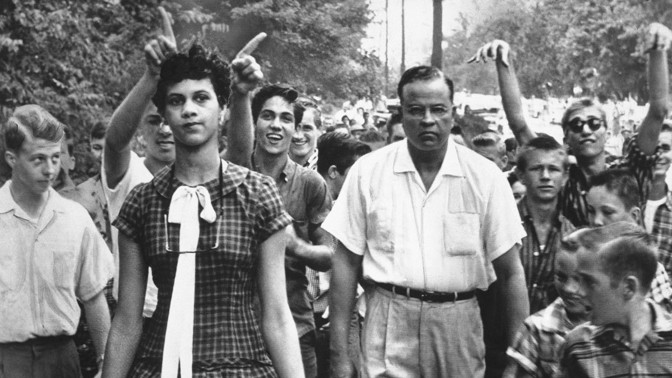 Segregace Dorothy Counts: Spolužačky na ni plivaly, pak někdo zdemoloval auto její rodiny