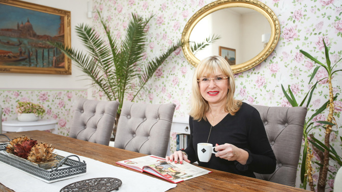 Moderátorka Štěpánka Duchková ukázala svůj dům z 19. století: Dominantu tvoří nová kuchyně a starožitné piano