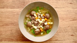 Hovězí vývar s játrovými knedlíčky: Recept na silnou polévku jako od babičky