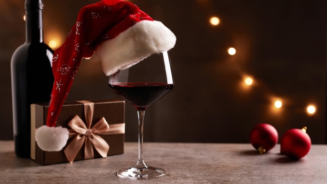 Normální je nepít, přesto během Vánoc holdujeme alkoholu. Jedním z nejčastějších důvodů je strach ze sociálního vyloučení, shodují se odborníci