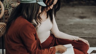 Nora (30): Kamarádka vede bouřlivý život. Často jí závidím, protože s manželem a dítětem se nudím