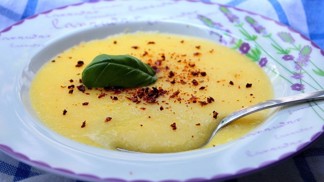 Krémová polentová kaše: Rychlý recept s parmazánem, máslem a bazalkou