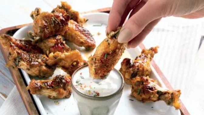 Pikantní bio kuřecí křidélka marinovaná v čaji s jogurtovým dipem: Ideální jídlo na posezení s rodinou či přáteli