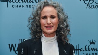 Andie McDowell (64) je pyšná na své šedivé kudrny: Chci, aby to, jak vypadám, odráželo můj věk