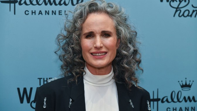 Andie McDowell (64) je pyšná na své šedivé kudrny: Chci, aby to, jak vypadám, odráželo můj věk