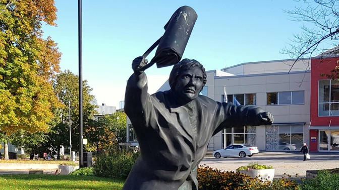 Odvážná Židovka: Danuta Danielsson vzala neonacistu po hlavě kabelkou, její socha dnes prý propaguje násilí