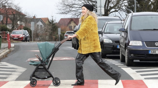 Vendula Pizingerová o peripetiích s kočárkem: Bojím se na eskalátorech, za parkování na místě pro maminky mě seřval cizí chlap