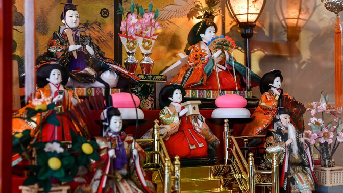 Den dívek v Japonsku: Všechna negativa prý pojmou panenky, pak se posílají pryč po vodě