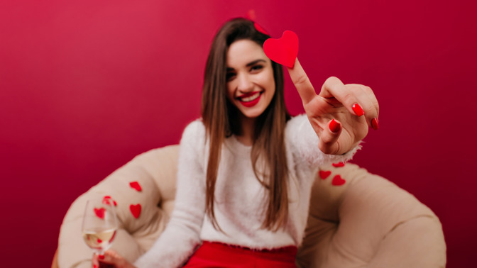 Třpytivé, svůdné i chutné tipy na dárky na Valentýna. Překvapte své partnery kreativním výběrem