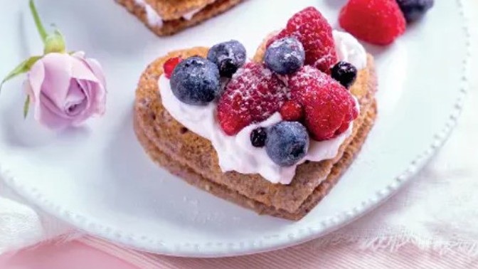 Srdíčkové lívance s lesním ovocem: Dezert pro všechny zamilované