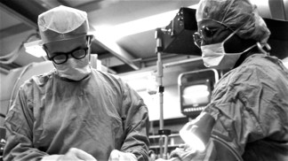 Bizarní transplantace hlavy: Makak byl od krku dolů ochrnutý, žil jen devět dní