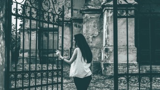 Laura (25): Něco mě přinutilo zastavit u hrobu neznámé ženy. Události, které následovaly, si dodnes neumím vysvětlit