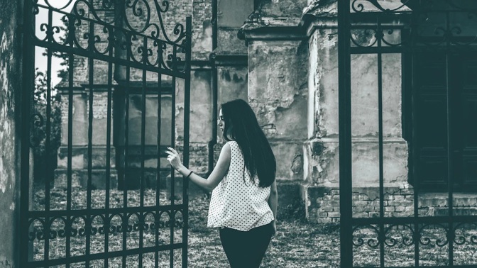 Laura (25): Něco mě přinutilo zastavit u hrobu neznámé ženy. Události, které následovaly, si dodnes neumím vysvětlit