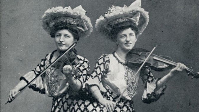 Siamská dvojčata Růžena a Josefa Blažkovy: Jedna byla mírná, druhá se ráda hádala a pila whisky