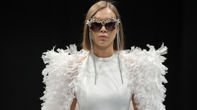 Svatební trendy roku 2023: Šaty zůstávají bílé, ale novomanželé postupně ustupují od tradic