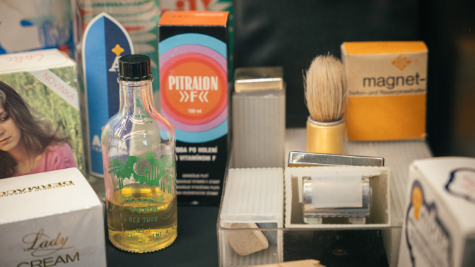 Kosmetika za socialismu: Barva na boty místo oční linky a průlomový lak na vlasy, který nešel smýt