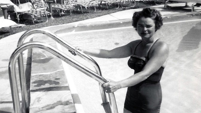 Nahota na pláži: Hoax o rozpouštějících se plavkách baví i po sto letech