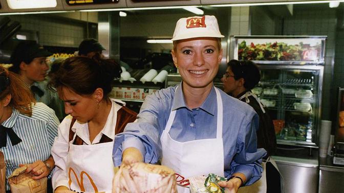 Vzpomínky na první československý McDonald's: Fronty dlouhé stovky metrů, celebrity a "hambáč" za 19 korun