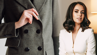 Škola etikety s Julií: Kam a jak odkládat kabát v restauraci? Podle pravidel nepatří na opěradlo židle