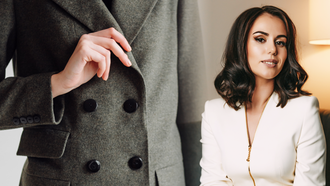 Škola etikety s Julií: Kam a jak odkládat kabát v restauraci? Podle pravidel nepatří na opěradlo židle