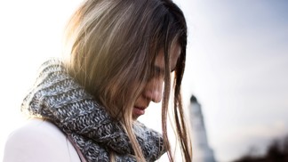 Lenka (27): Nový kolega se mi sápal pod sukni. Odmítnutí nese těžce, šíří po firmě, že já obtěžuji jeho