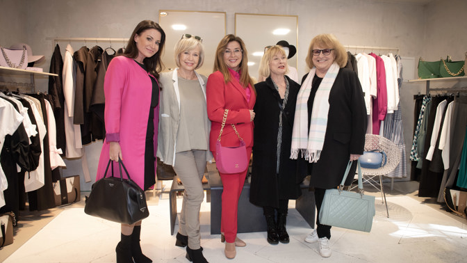 Jaká tajemství skrývají kabelky slavných žen: Hüttnerová v ní má nožík, Batulková papírový mozek