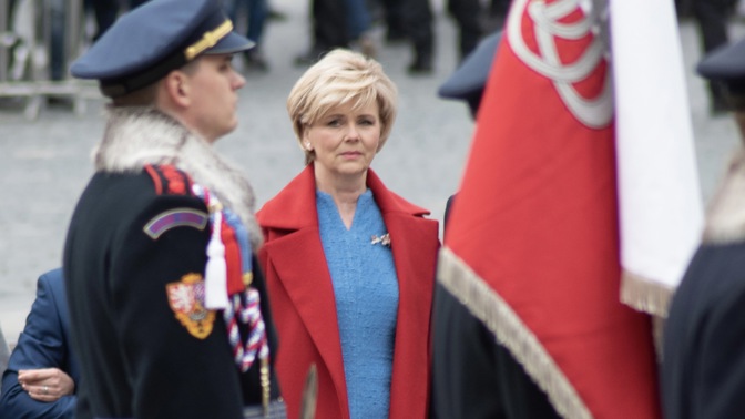 Móda z inaugurace prezidenta: První dáma Eva Pavlová přišla v modrých buklé šatech s broží Hanuše Lamra